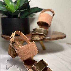 TOMS Two-Tone Block Heel Sandals in Tan and Gold - Sz 7